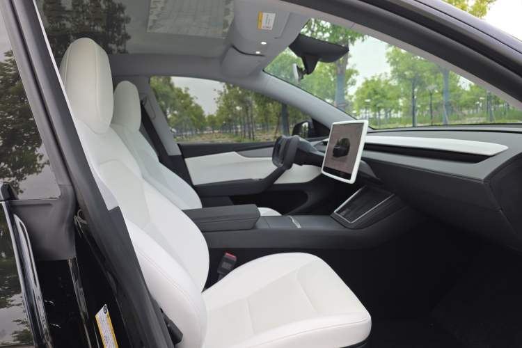 Used Tesla Model Y 2025 Rear-Wheel-Drive Version Interior 4