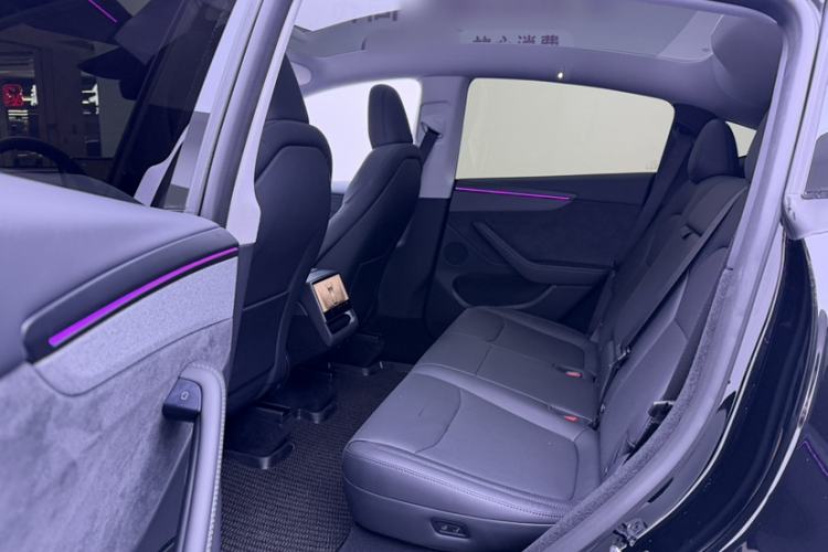 Used Tesla Model Y 2025 Long-Range All-Wheel-Drive Version Interior 4