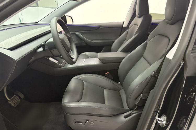 Used Tesla Model Y 2025 Rear-Wheel-Drive Version Interior 4