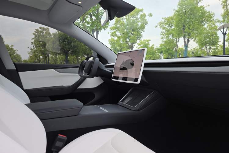 Used Tesla Model Y 2025 Rear-Wheel-Drive Version Interior 5