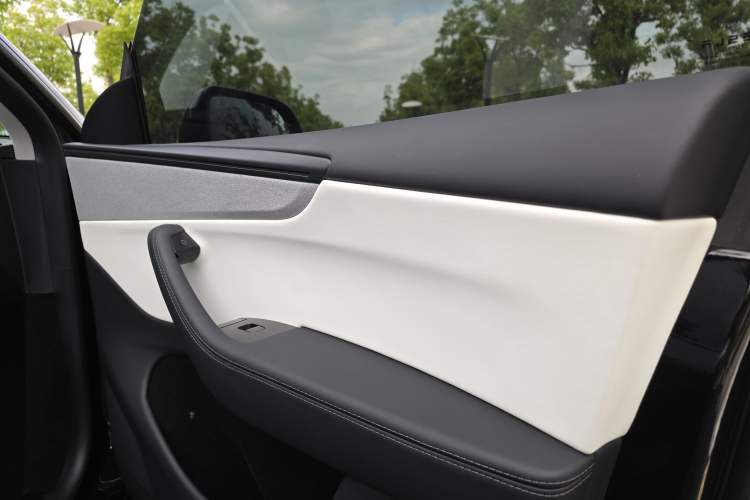 Used Tesla Model Y 2025 Rear-Wheel-Drive Version Interior 6