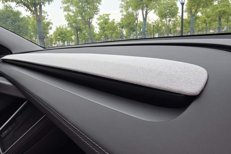 Used Tesla Model Y 2025 Rear-Wheel-Drive Version Interior 7