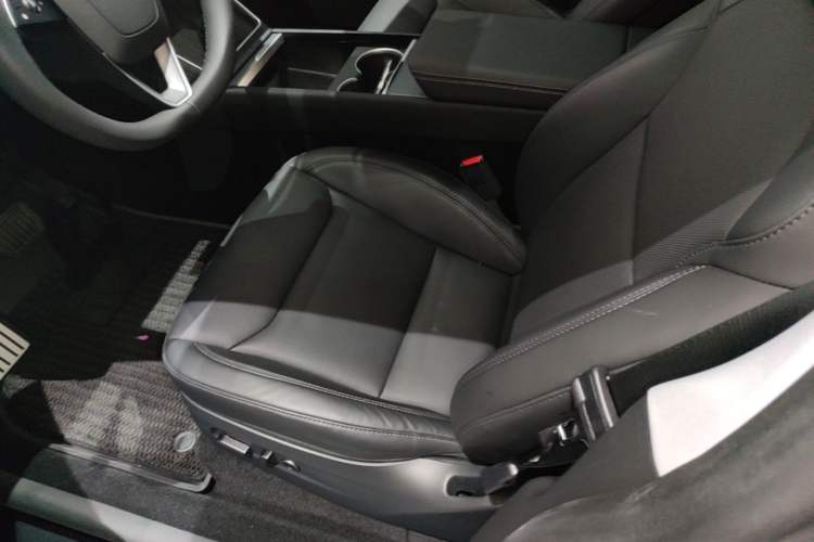 Used Tesla Model Y 2025 Long-Range All-Wheel-Drive Version Left Front Seat
