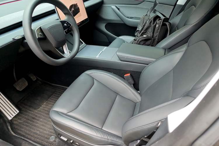 Used Tesla Model Y 2025 Rear-Wheel Drive First Edition Left Front Seat