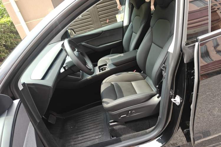 Used Tesla Model Y 2025 Rear-Wheel-Drive Version Left Front Seat