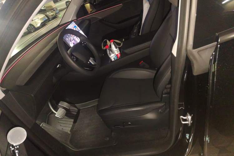Used Tesla Model Y 2025 Long-Range All-Wheel-Drive Version Left Front Seat