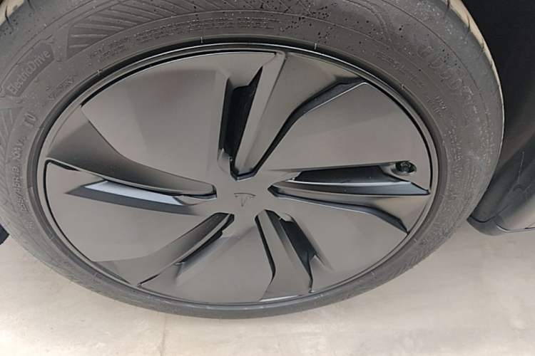 Used Tesla Model Y 2025 Rear-Wheel-Drive Version Left Front Wheel Hub