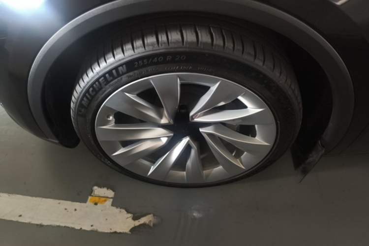 Used Tesla Model Y 2025 Long-Range All-Wheel-Drive Version Left Front Wheel Hub