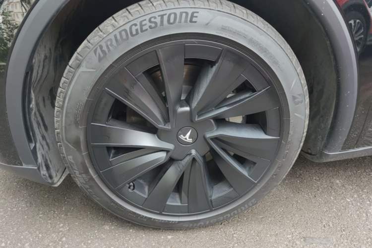 Used Tesla Model Y 2025 Long-Range All-Wheel-Drive Version Left Front Wheel Hub