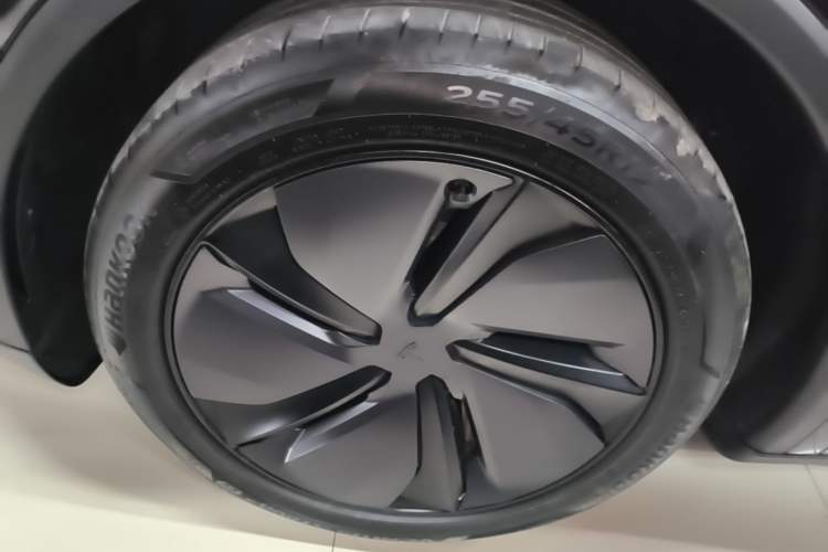 Used Tesla Model Y 2025 Updated Version Long-Range All-Wheel Drive Left Front Wheel Hub