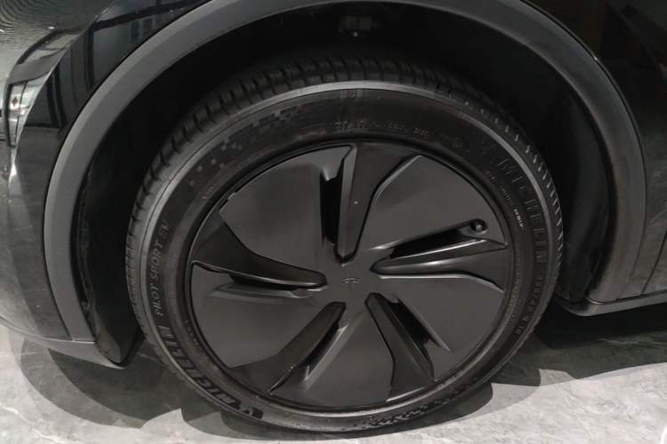 Used Tesla Model Y 2025 Long-Range All-Wheel-Drive Version Left Front Wheel Hub
