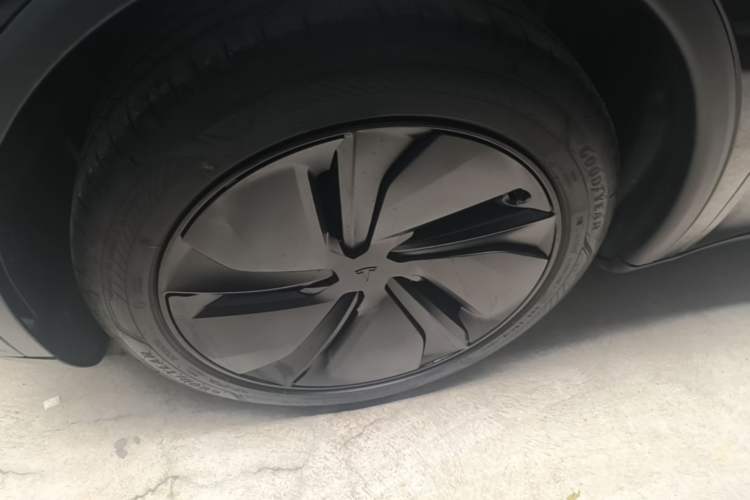 Used Tesla Model Y 2025 Rear-Wheel Drive First Edition Left Front Wheel Hub