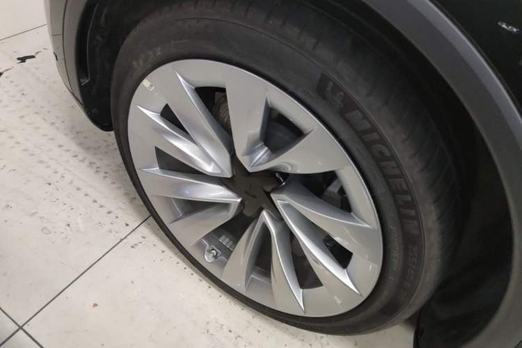 Used Tesla Model Y 2025 Rear-Wheel-Drive Version Left Front Wheel Hub