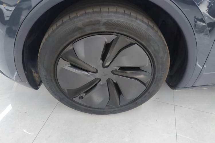 Used Tesla Model Y 2025 Rear-Wheel Drive First Edition Left Front Wheel Hub