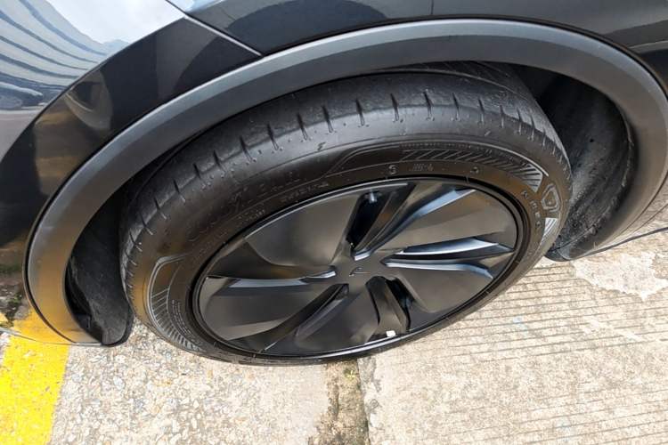 Used Tesla Model Y 2025 Rear-Wheel Drive First Edition Left Front Wheel Hub