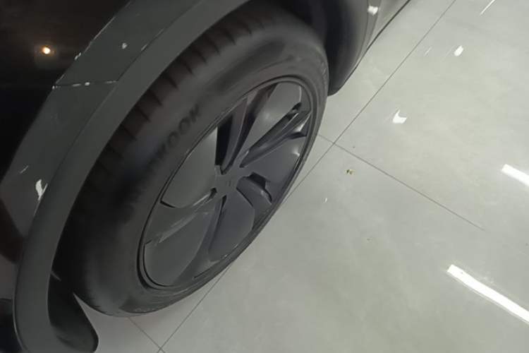 Used Tesla Model Y 2025 Updated Version Long-Range All-Wheel Drive Left Front Wheel Hub