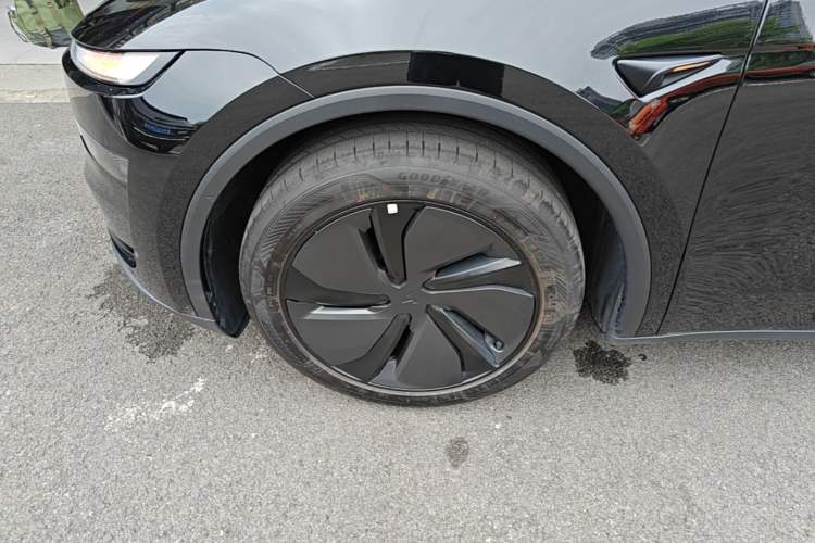 Used Tesla Model Y 2025 Rear-Wheel Drive First Edition Left Front Wheel Hub