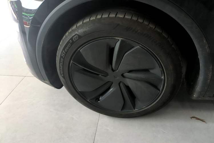 Used Tesla Model Y 2025 Updated Version Long-Range All-Wheel Drive Left Front Wheel Hub