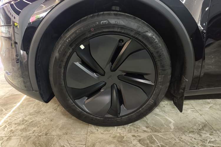 Used Tesla Model Y 2025 Long-Range All-Wheel-Drive Version Left Front Wheel Hub