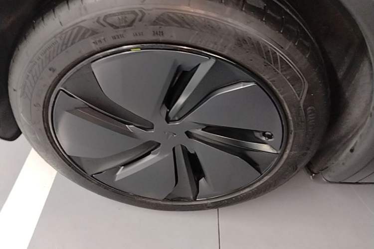 Used Tesla Model Y 2025 Rear-Wheel-Drive Version Left Front Wheel Hub