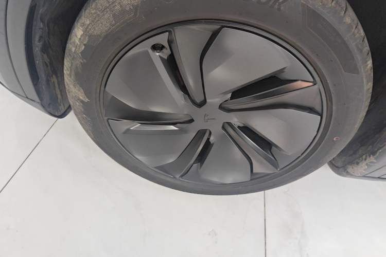 Used Tesla Model Y 2025 Updated Version Long-Range All-Wheel Drive Left Front Wheel Hub