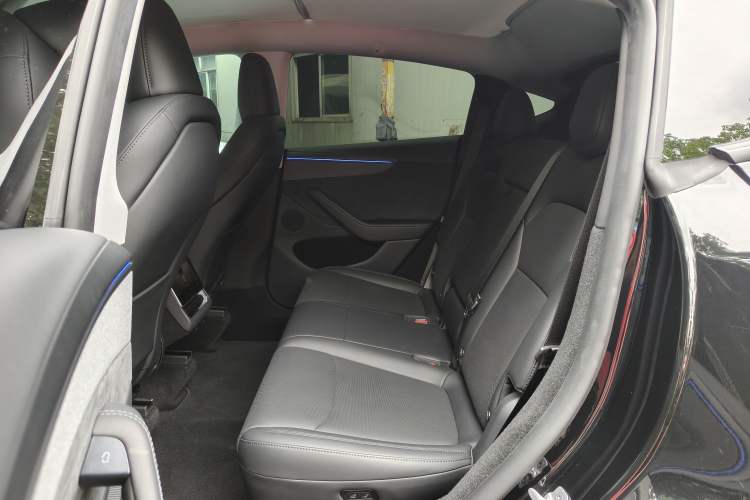Used Tesla Model Y 2025 Long-Range All-Wheel-Drive Version Left Rear Seat