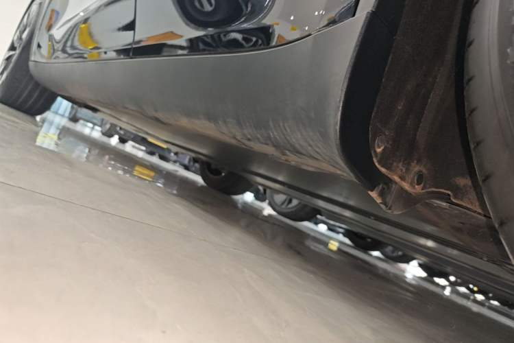 Used Tesla Model Y 2025 Long-Range All-Wheel-Drive Version Left Side Sill