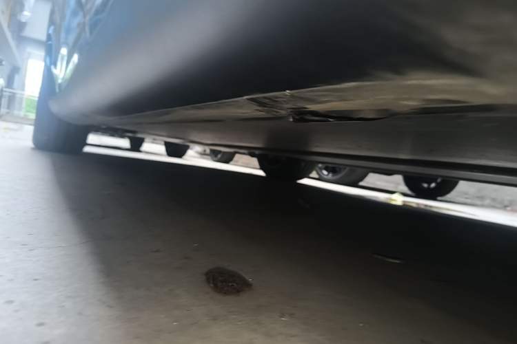 Used Tesla Model Y 2025 Rear-Wheel Drive First Edition Left Side Sill