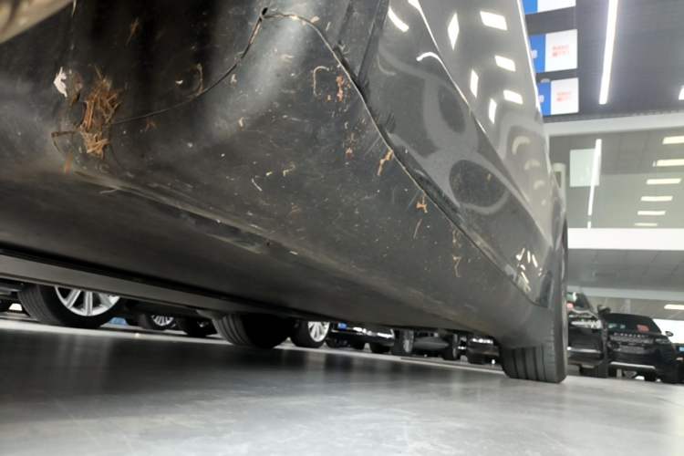 Used Tesla Model Y 2025 Updated Version Long-Range All-Wheel Drive Left Side Sill