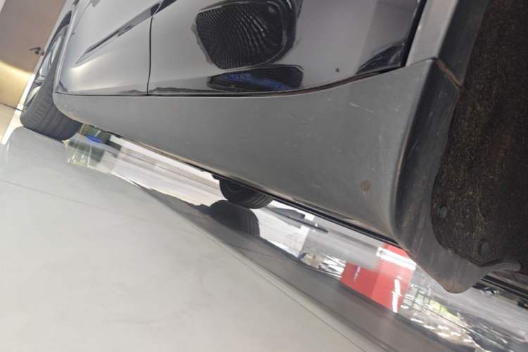 Used Tesla Model Y 2025 Updated Version Long-Range All-Wheel Drive Left Side Sill