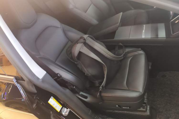 Used Tesla Model Y 2025 Rear-Wheel-Drive Version Right Front Seat