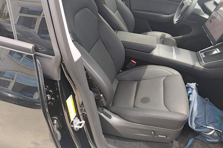 Used Tesla Model Y 2025 Rear-Wheel-Drive Version Right Front Seat