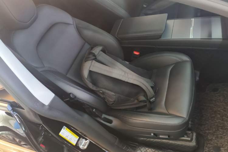 Used Tesla Model Y 2025 Rear-Wheel-Drive Version Right Front Seat