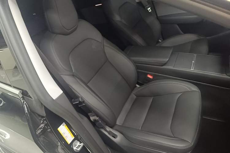 Used Tesla Model Y 2025 Rear-Wheel-Drive Version Right Front Seat