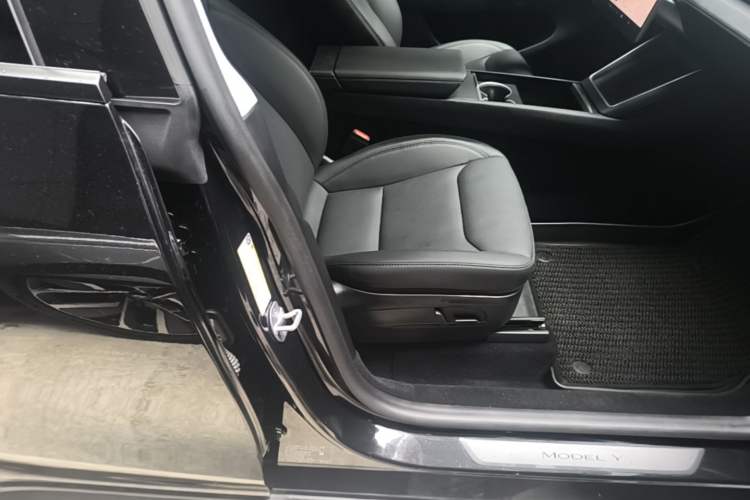 Used Tesla Model Y 2025 Rear-Wheel Drive First Edition Right Front Seat