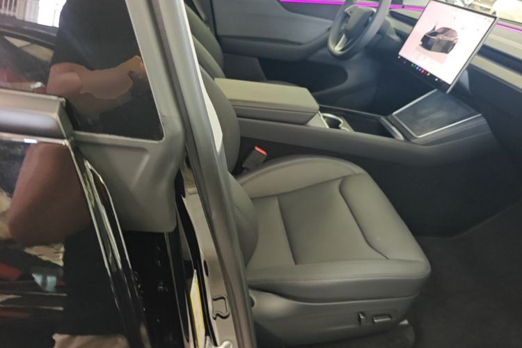 Used Tesla Model Y 2025 Rear-Wheel-Drive Version Right Front Seat