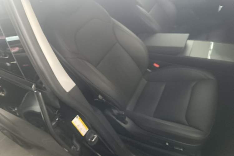 Used Tesla Model Y 2025 Rear-Wheel-Drive Version Right Front Seat
