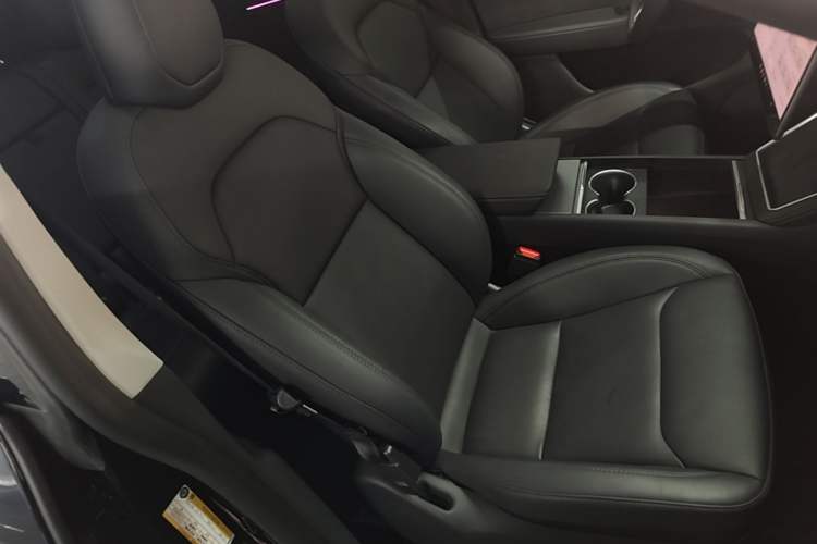 Used Tesla Model Y 2025 Long-Range All-Wheel-Drive Version Right Front Seat