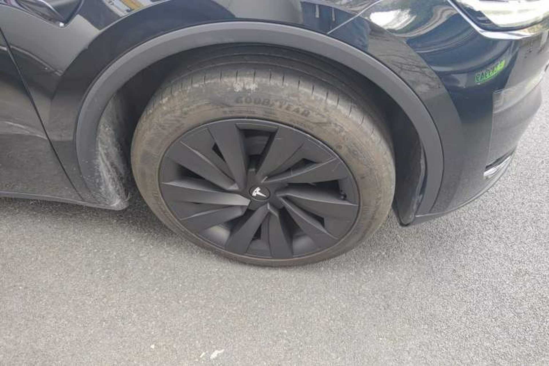 Used Tesla Model Y 2025 Rear-Wheel Drive First Edition Right Front Wheel Hub