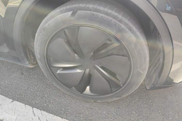 Used Tesla Model Y 2025 Long-Range All-Wheel Drive First Edition Right Front Wheel Hub