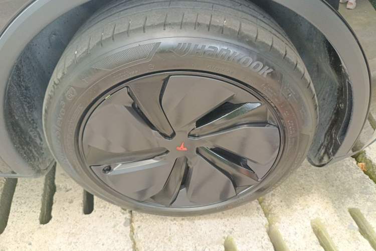 Used Tesla Model Y 2025 Updated Version Long-Range All-Wheel Drive Right Front Wheel Hub