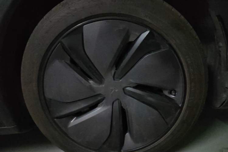 Used Tesla Model Y 2025 Rear-Wheel-Drive Version Right Front Wheel Hub