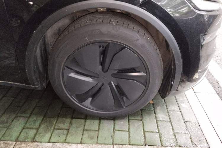 Used Tesla Model Y 2025 Updated Version Long-Range All-Wheel Drive Right Front Wheel Hub
