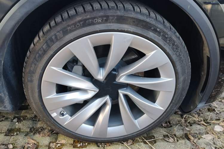 Used Tesla Model Y 2025 Long-Range All-Wheel Drive First Edition Right Front Wheel Hub
