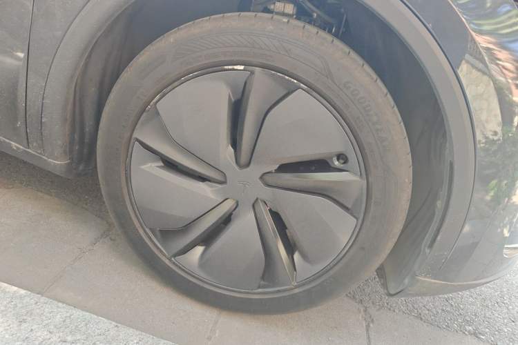 Used Tesla Model Y 2025 Rear-Wheel Drive First Edition Right Front Wheel Hub
