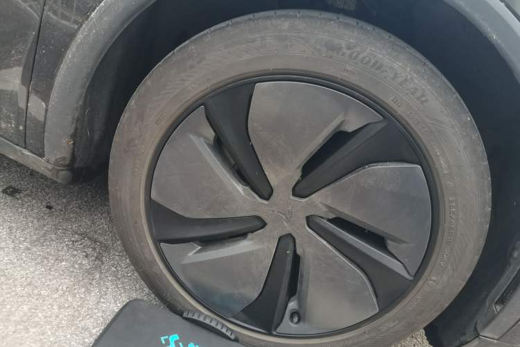 Used Tesla Model Y 2025 Rear-Wheel-Drive Version Right Front Wheel Hub