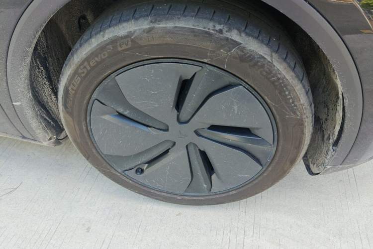 Used Tesla Model Y 2025 Updated Version Long-Range All-Wheel Drive Right Front Wheel Hub