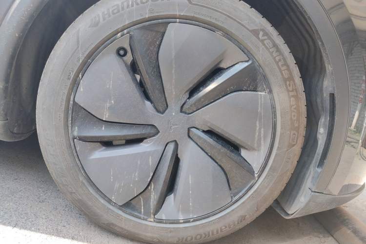 Used Tesla Model Y 2025 Long-Range All-Wheel Drive First Edition Right Front Wheel Hub