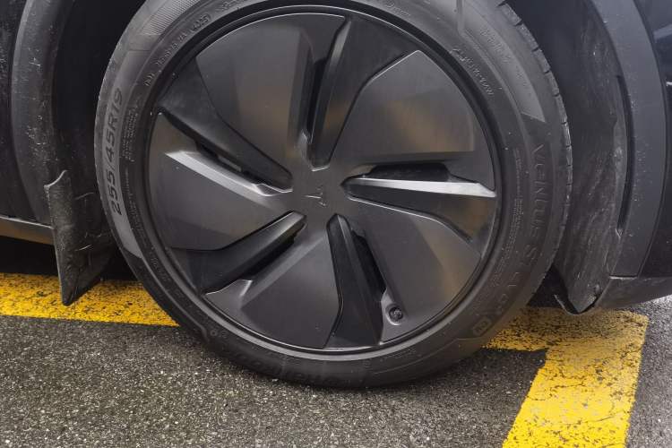 Used Tesla Model Y 2025 Long-Range All-Wheel-Drive Version Right Front Wheel Hub
