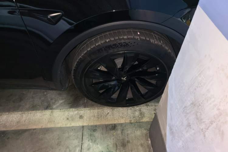Used Tesla Model Y 2025 Updated Version Long-Range All-Wheel Drive Right Front Wheel Hub
